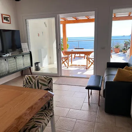 Sea House Iun Q7317